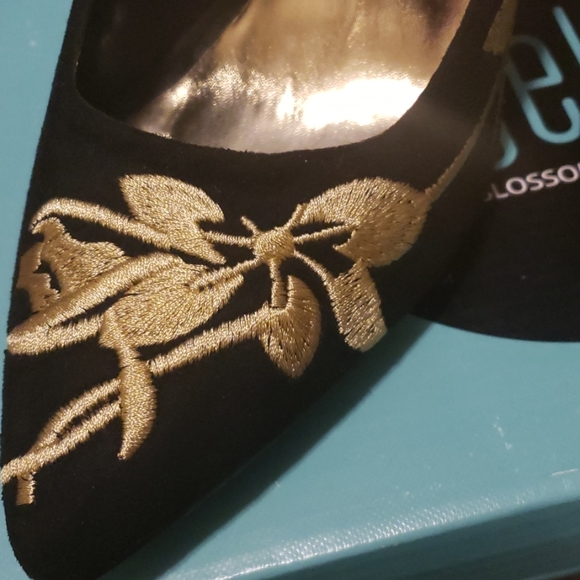 BLACK AND GOLD PUMPS - Picture 5 of 6